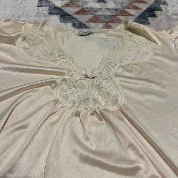 Vanity Fair Elegant Vintage  Cream Nightgown with Lace Detail sz XXXL - Picture 4 of 9